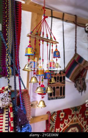 Traditionelle Beduinen Souvenir Windglocken und andere Geschenke zum Verkauf in der berühmten historischen und archäologischen Stadt Petra, Wadi Musa, Jordanien, Asien Stockfoto