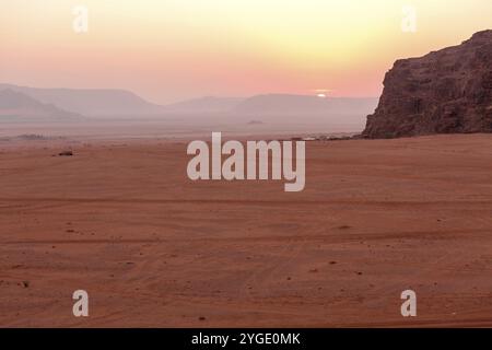 Jordanien, Wadi Rum Sonne erscheint über dem Horizont, Sonnenaufgang in der Wüste, Asien Stockfoto