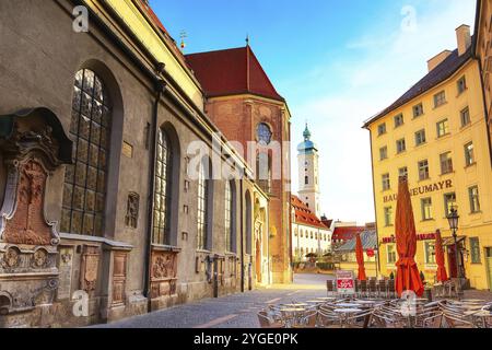 München, 26. Dezember 2016: Blick auf die Straße mit Kirche des Heiligen Geistes in der Innenstadt von München, Europa Stockfoto