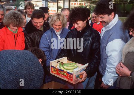 ARCHIVFOTO: Vor 35 Jahren, am 9. November 1989, fiel die Berliner Mauer. DDR-Bürger kaufen in West-Berlin. Ein junger Mann hält eine Obstkiste mit Bananen in der Hand. Querformat. ? Stockfoto