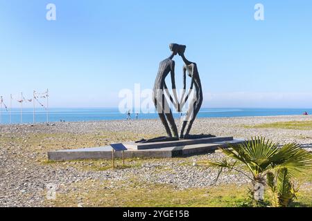 Batumi, Georgia, 30. April 2017: Scuplture of man and Woman in Love am Strand am Schwarzen Meer in Batumi, Adjara, Georgia, Asien Stockfoto