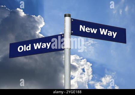 Straßenschild vor dunklen Wolken symbolisiert die Wahl zwischen 'Old Way' und 'New Way' Stockfoto