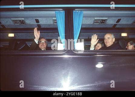 ARCHIVFOTO: Vor 35 Jahren, am 9. November 1989, fiel die Berliner Mauer. Bundeskanzler Helmut KOHL (links) und sowjetischer Staats- und Parteichef Michail GORBATSCHOW wingen hinter den Fenstern eines Busses. Querformat. ? Stockfoto