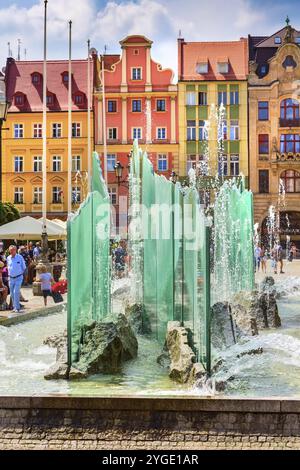 Breslau, Polen, 21. Juni 2019: Brunnen in der Altstadt Rynek Marktplatz und bunte Häuser, Europa Stockfoto