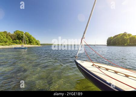 Segelboot ankert in der wunderschönen Bucht zwischen kleinen Inseln (Store Okseo oder Ochseninsel) in der Ostsee Stockfoto