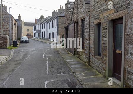 Front Road, enge Gasse, St Margaret's Hope, Dorf auf South Ronaldsay Island, Orkney, Schottland, Großbritannien, Europa Stockfoto