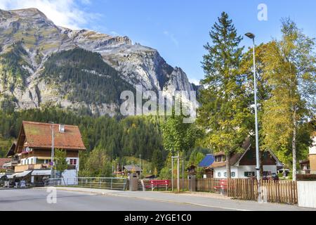 Kandersteg, Schweiz, 17. Oktober 2019: Straßenblick mit bunten Häusern im schweizer Dorf, Europa und Bergpanorama, Europa Stockfoto