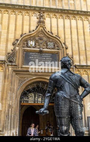 Oxford, UK - 5. Juni 2024: Great Gate an der Catte Street des Eingangs der Old Bodleian Library. Die Bodleian Library ist die Hauptbibliothek der Forschung. Statue von Stockfoto