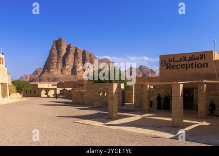 Jordan, Wadi Rum, 2. November 2022: Blick auf den Eingang zur Wüste Wadi Rum mit Sieben Säulen der Weisheitsfelsenformation, Asien Stockfoto