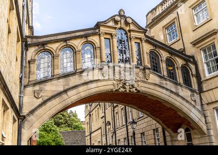 Die Bridge of Seufzer oder Hertford Bridge befindet sich zwischen den Gebäuden der Hertford College University in der New College Lane Street. Stockfoto