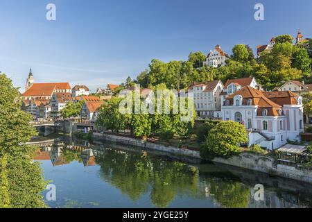 Historische Villen am Neckar in Tübingen an einem sonnigen Sommertag Stockfoto