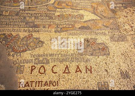 Madaba, Jordanien, 5. November 2022: Mosaikkarte des Heiligen Landes aus dem 6. Jahrhundert auf dem Boden der griechisch-orthodoxen Basilika St. Georg, Asien Stockfoto