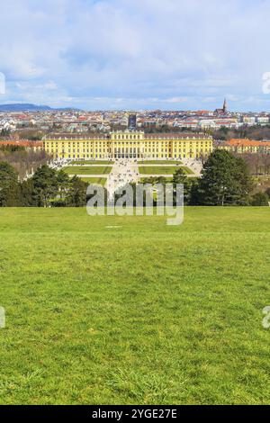 Wien, Österreich, 3. April 2015: Wiener Panorama und Blick auf Schloss Schönbrunn von Gloriette. Schloss Schönbrunn ist UNESCO-Weltkulturerbe in Europa Stockfoto