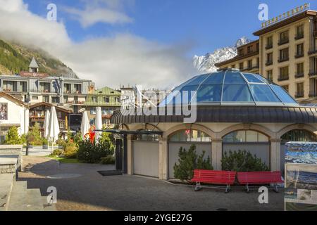 Zermatt, Schweiz, 7. Oktober 2019: Blick auf die Stadt im berühmten schweizer Skigebiet, farbenfrohe traditionelle Häuser, Schneeberge, Europa Stockfoto