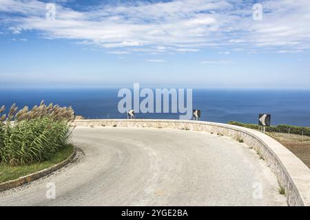 Malerische kurvige Küstenstraße mit blauem Ozean im Hintergrund Stockfoto