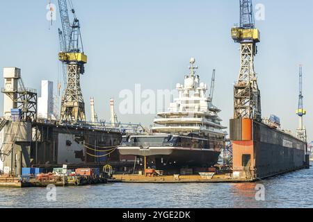 Luxusyacht wird auf einer Werft im Hafen von Hamburg, Deutschland, Europa repariert Stockfoto