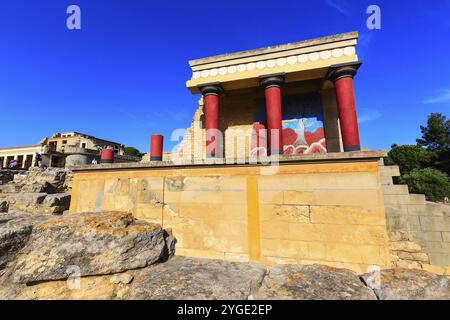 Knossos, Griechenland, 27. April 2019: Besucher besuchen das Wahrzeichen Kretas, Ruinen des minoischen Palastes, Europa Stockfoto