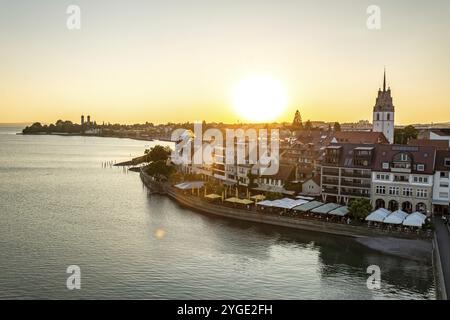 Malerischer Sonnenuntergang über Friedrichshafen am Bodensee in Süddeutschland Stockfoto