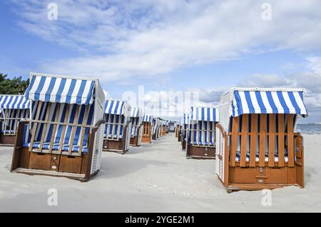 Geschlossene Liegen am einsamen Strand auf Rügen, Deutschland, Europa Stockfoto