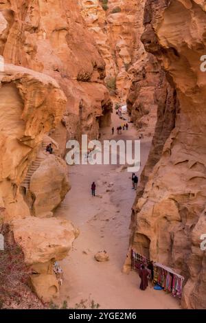 Wadi Musa, Jordanien, 2. November 2022: Rocks and Road View in Little Petra, Siq al-Barid, Asien Stockfoto