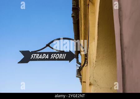 Brasov, Rumänien, 24. März 2015: Signost von Strada Sforii oder Stringstraße, schmalste Straße in der Stadt Brasov, Europa Stockfoto