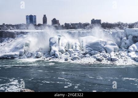 Gefrorene Niagarafälle mit riesigen Eisblöcken Stockfoto