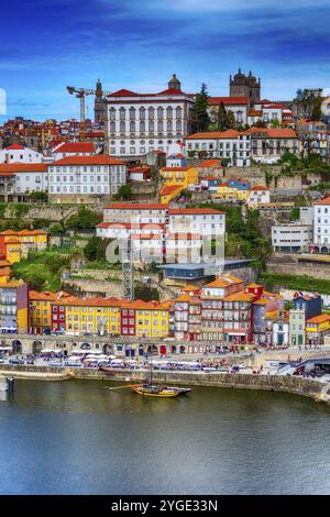 Porto, Portugal Altstadt Ribeira Antenne Promenadenblick mit bunten Häusern, Flusskreuzfahrten auf dem Douro und Boote Stockfoto