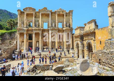 Kusadasi, Türkei, 28. April 2019: Besucher besuchen die Celsus-Bibliothek und alte Ruinen von Ephesus oder Efes berühmte Stätte, Asien Stockfoto