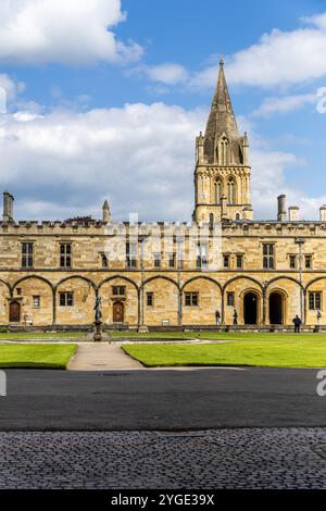 Oxford, Großbritannien - 5. Juni 2024: Blick auf den Hauptturm der Christ Church Cathedral vom Tom Quad Square mit dem Quecksilberbrunnen im Zentrum Stockfoto