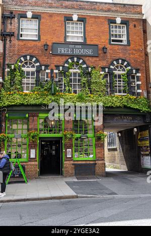 Oxford, UK - 5. Juni 2024: Free House, St. Aldates Tavern im New Inn Yard. Stockfoto