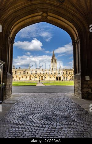 Oxford, Großbritannien - 5. Juni 2024: Blick auf den Hauptturm der Christ Church Cathedral vom Tom Quad Square mit dem Quecksilberbrunnen im Zentrum Stockfoto