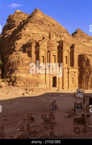 Das Kloster Ad Deir in der antiken Stadt Petra, Panoramablick auf den Sonnenuntergang in Jordanien, UNESCO-Weltkulturerbe Stockfoto