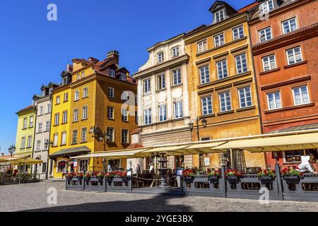 Warschau, Polen, 24. Juni 2019: Bunte Häuser auf dem Schlossplatz in der Altstadt der polnischen Hauptstadt, Europa Stockfoto