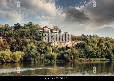 Herbstlandschaft, Fluss Und Ufer Mit Bäumen, Büschen Und Stadthäusern Marbach Am Neckar. Panoramablick auf den Fluss in Einem Stadtpark. Laub Stockfoto