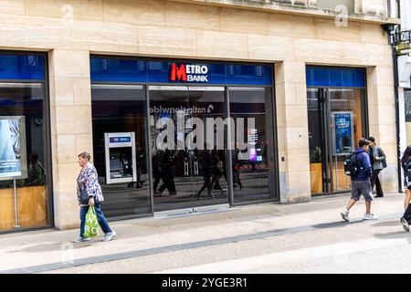 Oxford, UK - 5. Juni 2024: Metro Bank in der Queen Street Oxford. Finanzen, Konten, Spareinlagen, Kreditvergabe, sichere Einlagen, höhere Zinssätze und höhere Geschäfte Stockfoto