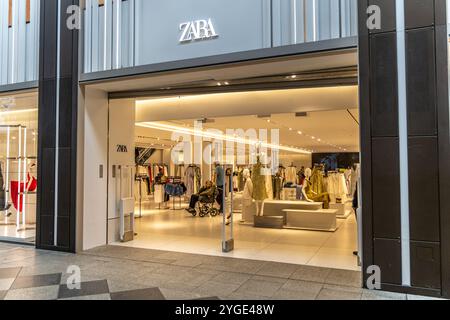 Oxford, UK - 5. Juni 2024: Schild von Zara über dem Eingang zum Markengeschäft im Westgate Einkaufszentrum. Helle Innenausstattung mit modischem Summen Stockfoto