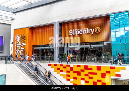 Oxford, UK - 5. Juni 2024: Superdry großes Geschäft im Westgate Shopping Centre Oxford. Stockfoto