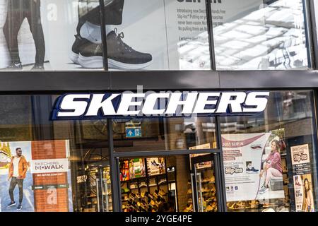 Oxford, UK - 5. Juni 2024: Skechers Store-Zeichen und Logo. Schuhmarke. Stockfoto