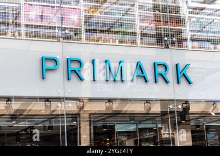 Oxford, UK - 5. Juni 2024: Primark hat ein Bekleidungsgeschäft im Einkaufszentrum Westgate Oxford angekündigt. Stockfoto