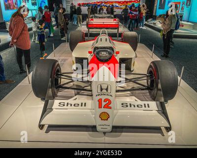 Vorderansicht des McLaren-Honda MP4/4 Formel-1-Rennwagens von Ayrton Senna, in dem er 1988 seine erste Weltmeisterschaft gewann Stockfoto