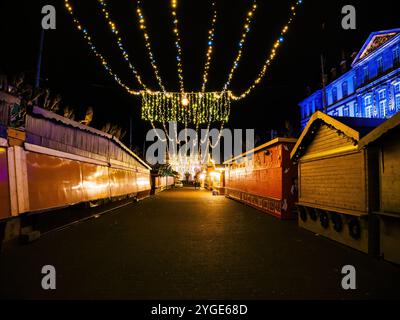 Leere Weihnachtsmarkt-Stände mit festlichen Lichtern am Place Broglie in Straßburg bei Nacht, nach Marktschluss Stockfoto