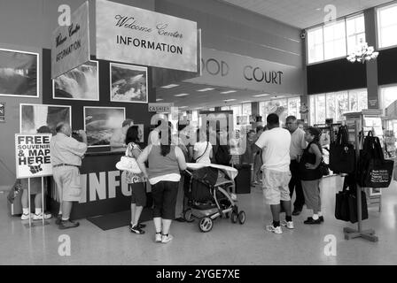 Touristen warten in der Schlange im Visitor and Welcome Center im Niagara Falls State Park, Niagara Falls, New York, USA. Stockfoto