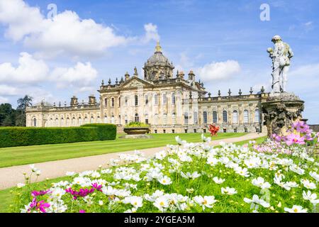 Castle Howard Yorkshire - Blumenbeete und Statue in den Gärten von Castle Howard, einem englischen Landhaus in North Yorkshire England Großbritannien GB Europa Stockfoto