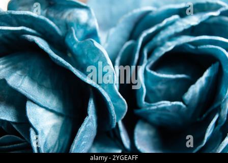 Künstlerische Tapete mit einem detaillierten Foto blauer Rosen, die ihre zarte Textur und satte Farbtöne hervorheben. Stockfoto