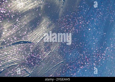 Glänzende blaue und silberne Acrylschichten verleihen diesem von Feiertagen inspirierten Hintergrund einen frostigen, glitzernden Touch. Stockfoto