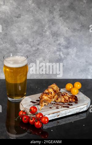 Hähnchenstücke auf Spießen mit Kirschtomaten auf einem Holzbrett. Schaschlik. Kopierbereich Stockfoto