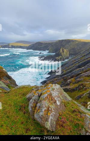 Stürmisches Wetter entlang der West Burra Küste, Shetland Stockfoto