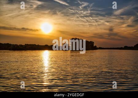 Sonnenuntergang über der Donau an der Isarmündung bei Deggendorf, Deutschland Stockfoto