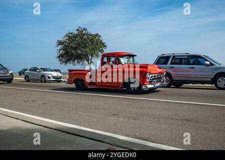 Gulfport, MS - 04. Oktober 2023: Weitwinkelansicht eines 1957 Chevrolet 3100 Stepside Pickup Trucks auf einer lokalen Autoshow. Stockfoto