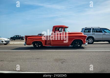 Gulfport, MS - 04. Oktober 2023: Weitwinkel-Seitenansicht eines 1957 Chevrolet 3100 Stepside Pickup Trucks auf einer lokalen Autoshow. Stockfoto